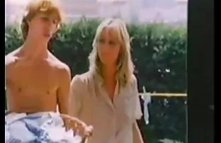 XXX एक पड़ोसी नीग्रो के साथ उसके पति की बालकनी पर गोरा गोरा धोखा