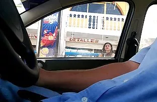 XXX स्वीडिश एमआईएल एक पतली वाइब्रेटर के साथ भगशेफ को उत्तेजित करता है