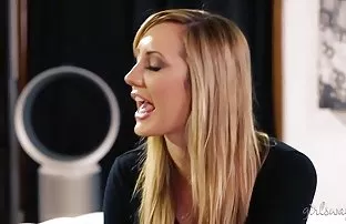 XXX बालों वाला मोटा आदमी अपने वफादार को चोदता है