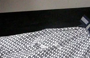 XXX काली पेंटीहोज में लड़की छेद में एक छेद के साथ