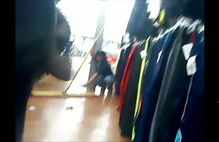 XXX चिकी शॉवर में एक आदमी देता है