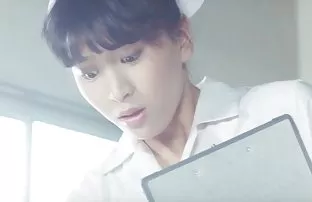 XXX पारदर्शी जाँघिया में घड़ी का बच्चा