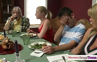 XXX एक छोटे चमड़े के सोफे पर यौन संबंध रखने वाले सींग के पोलिश जोड़े