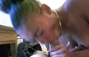 XXX व्यवसाय करते युवा