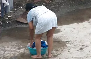 XXX Mazzy ग्रेस ने घर के पीछे एक inflatable पूल में अपनी पेल्मिनी स्थापित की है।