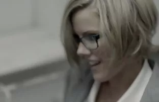 XXX यह धूम्रपान करने वाली लड़की पैरों को झटका देना और blowjob करना पसंद करती है